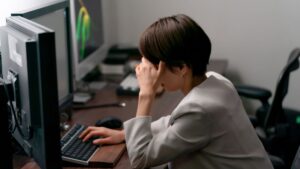 サービス残業は自主的であっても違法の可能性あり!黙認や常態化のリスク|マモリノジダイ
